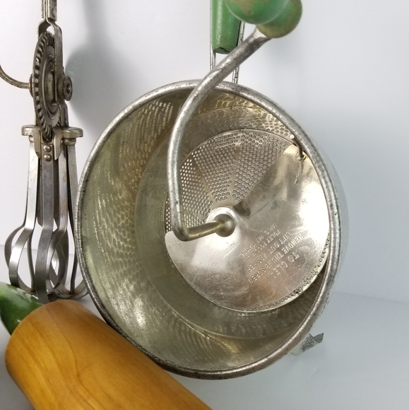 Lot of 8 Vintage Kitchen Gadgets w/ Green Handles - Picture 11 of 16